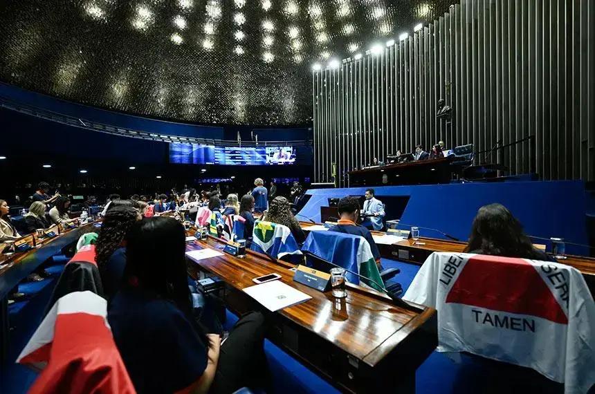 Jovem Senador propõe selo sustentável e vale-livro educacional