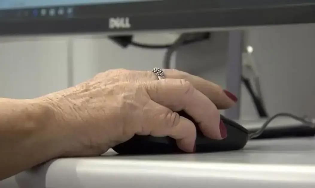 TST reconhece etarismo em demissão de funcionária aposentada na Bahia