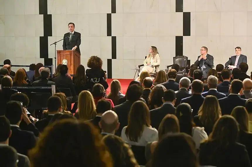 Conselho Nacional da Advocacia Pública Fiscal entrega estatuto ao Congresso